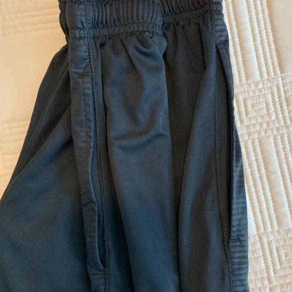 Gently Worn Under Armour Men's Micro Printed Athletic Shorts - Picture 4 of 6